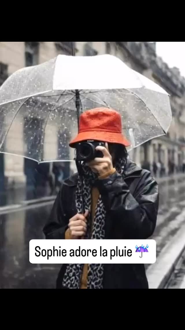 Les images de Sophie naissent les jours de pluie,
quand la ville semble se dissoudre lentement.
Elle ne cherche pas à voir, mais à retenir.  #artiti #photographieimpressionniste #pluie